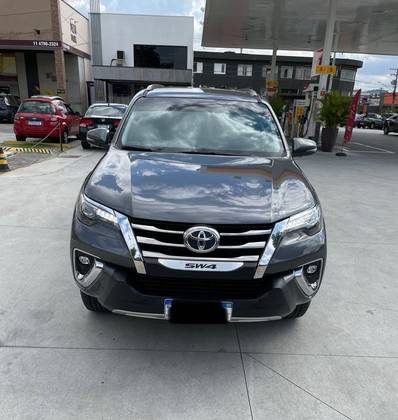 TOYOTA HILUX SW4 2.8 SRX DIAMOND 4X4 7 LUGARES 16V TURBO INTERCOOLER DIESEL 4P AUTOMÁTICO